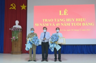 Phó Bí thư Thường trực Tỉnh uỷ Phạm Hùng Thái trao Huy hiệu Đảng cho đảng viên huyện Bến Cầu