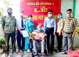 Phó Bí thư Tỉnh uỷ Nguyễn Mạnh Hùng trao Huy hiệu Đảng tại phường 3