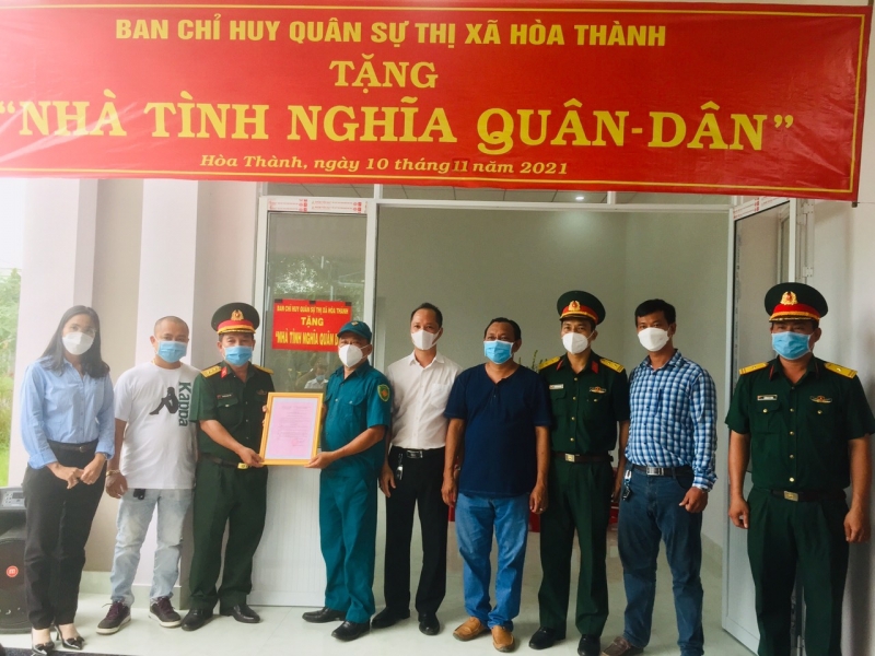 Ban CHQS sự thị xã Hòa Thành trao nhà tình nghĩa quân - dân