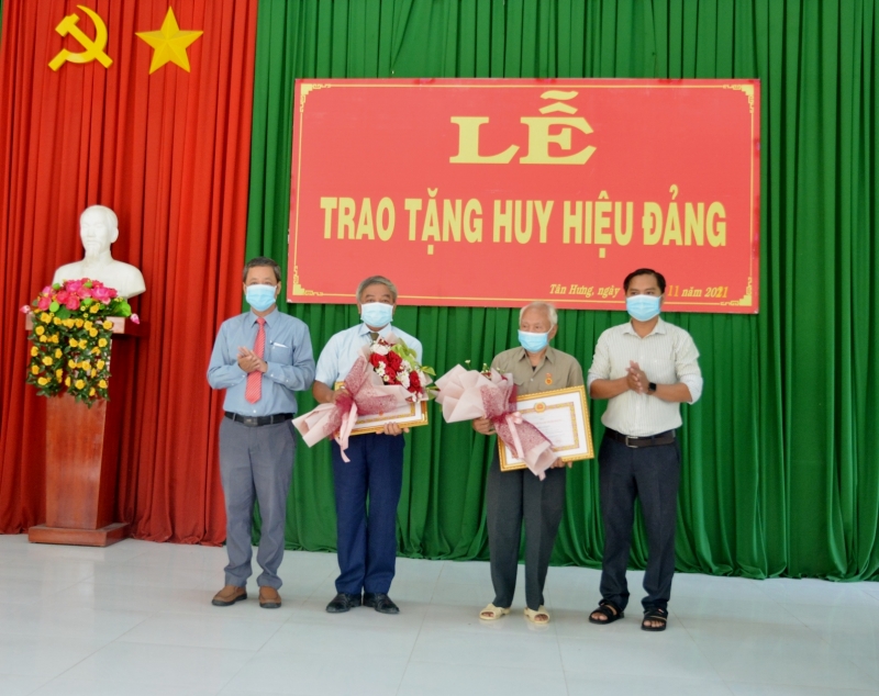 Trao Huy hiệu 55, 40 tuổi Đảng cho 2 đảng viên