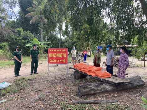 Tặng 1 tấn gạo cho đồng bào Rạch Tre