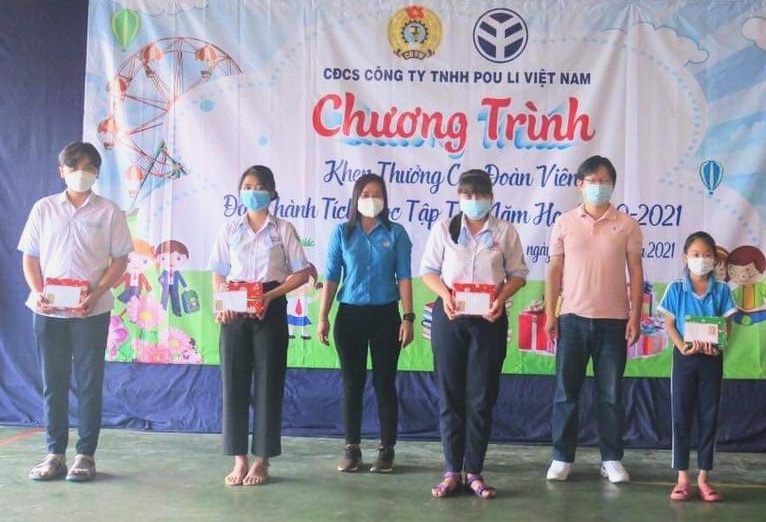 Khen thưởng cho con đoàn viên, CNLĐ đạt thành tích trong học tập năm học 2020 – 2021