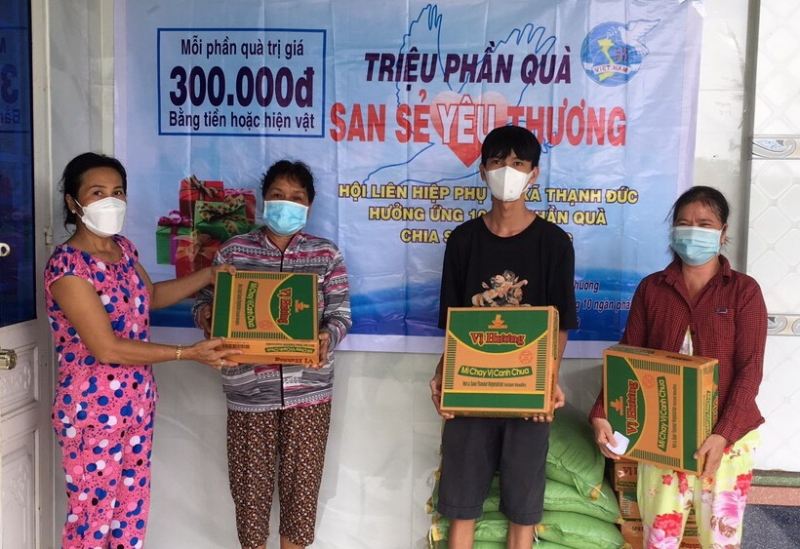 Trao 400 phần quà “san sẻ yêu thương”