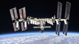Phi hành gia trên ISS thót tim tránh mảnh vỡ vũ trụ