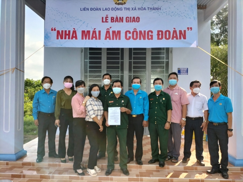 LĐLĐ thị xã Hòa Thành trao tặng “Mái ấm công đoàn”