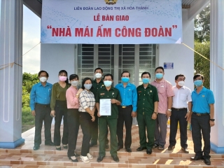 LĐLĐ thị xã Hòa Thành trao tặng “Mái ấm công đoàn”