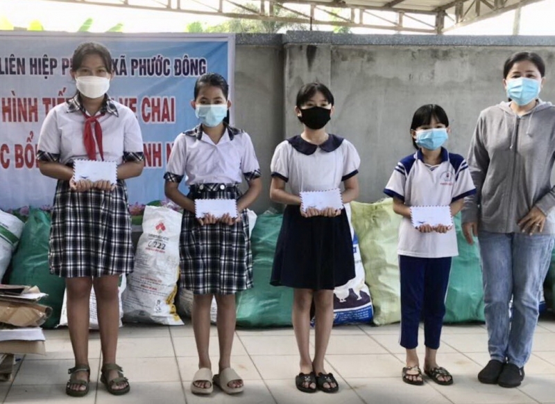 “Tiết kiệm ve chai, trao học bổng cho học sinh nghèo”