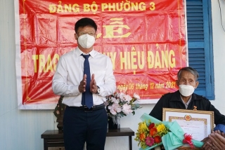 Trao Huy hiệu 55 tuổi Đảng cho đảng viên lão thành.