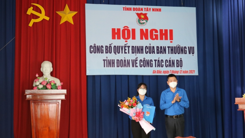 Trao quyết định chuẩn y phó Chủ tịch UBND huyện và Phó Bí thư Huyện đoàn