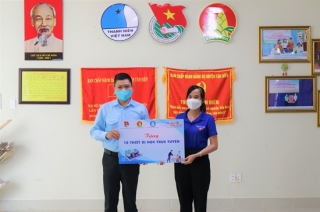Trao thiết bị học trực tuyến và dụng cụ học tập cho học sinh huyện Tân Biên