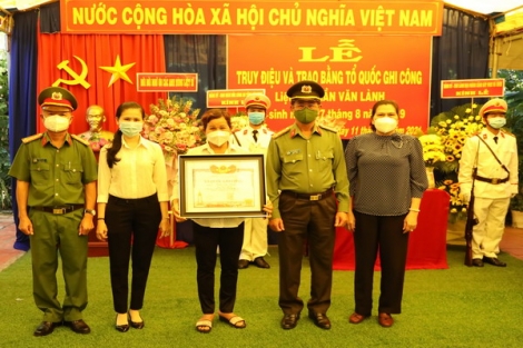 Truy điệu và trao bằng Tổ quốc ghi công cho liệt sĩ Trần Văn Lành