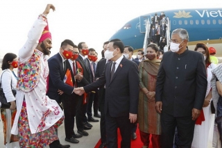 Chủ tịch Quốc hội đến New Delhi, bắt đầu thăm chính thức Ấn Độ