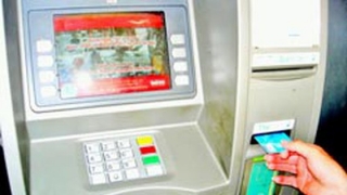 Cẩn trọng khi rút tiền tại cây ATM vào buổi tối