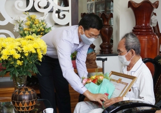 Phó Bí thư Tỉnh uỷ Nguyễn Mạnh Hùng: Trao Huy hiệu 75 năm tuổi Đảng cho đảng viên lão thành tại phường 3