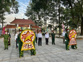 Viếng nghĩa trang liệt sĩ nhân kỷ niệm ngày thành lập Quân đội nhân dân Việt Nam