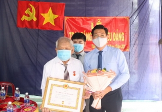 Trao Huy hiệu 60 tuổi Đảng cho nguyên Bí thư Huyện ủy Gò Dầu