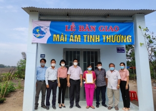 Hội LHPN xã Phước Ninh ra quân nâng cấp đường giao thông nông thôn