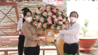 Lãnh đạo huyện Gò Dầu thăm, tặng quà các giáo xứ trên địa bàn huyện