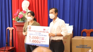 Công ty cổ phần Giấy Vĩnh Tiến hỗ trợ vật tư y tế cho huyện Gò Dầu chống dịch Covid-19