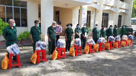 Tặng quà Tết cho Cựu Thanh niên xung phong có hoàn cảnh khó khăn