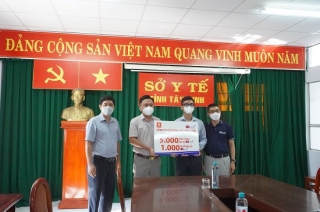 Công ty cổ phần Giấy Vĩnh Tiến trao tặng vật tư y tế phòng chống dịch Covid-19 cho Tây Ninh