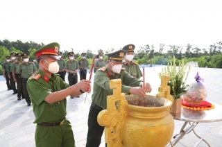 Dâng hương tưởng niệm các anh hùng, liệt sĩ tại Ban An ninh tỉnh Tây Ninh