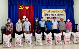 Trao tặng gạo cho hộ nghèo vui xuân đón Tết Nhâm Dần 2022