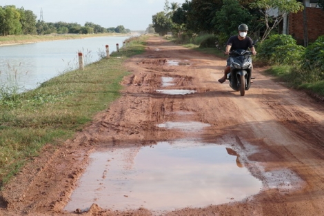 Đường bờ kênh Tây chưa an toàn