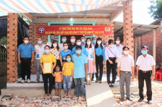 Công ty TNHH Pou Hung VN: Trao tặng 2 mái ấm công đoàn