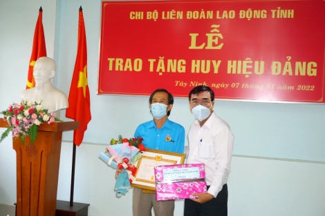 Chi bộ Liên đoàn Lao động tỉnh: Trao Huy hiệu 30 năm tuổi Đảng cho đảng viên Lê Hùng