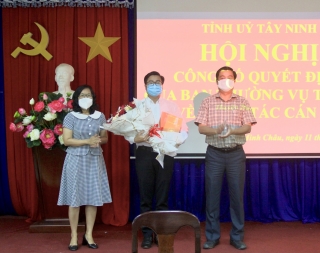 Trao quyết định về công tác cán bộ tại huyện Dương Minh Châu