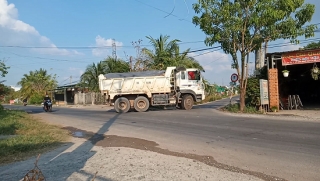 Xe tải “né” trạm cân chạy vào đường trong khu dân cư