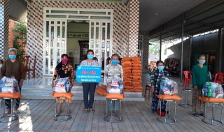 Hội LHPN xã Trí Bình: Tặng quà cho hội viên phụ nữ nghèo