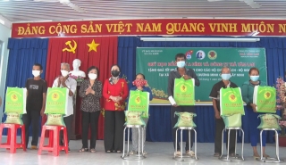 Nguyên Phó Chủ tịch nước Trương Mỹ Hoa thăm, tặng quà cho hộ nghèo tại huyện Dương Minh Châu