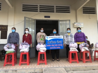 Hội LHPN xã Truông Mít: Trao quà cho hội viên phụ nữ khó khăn