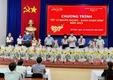 Gò Dầu tặng 100 phần quà tết cho hộ nghèo