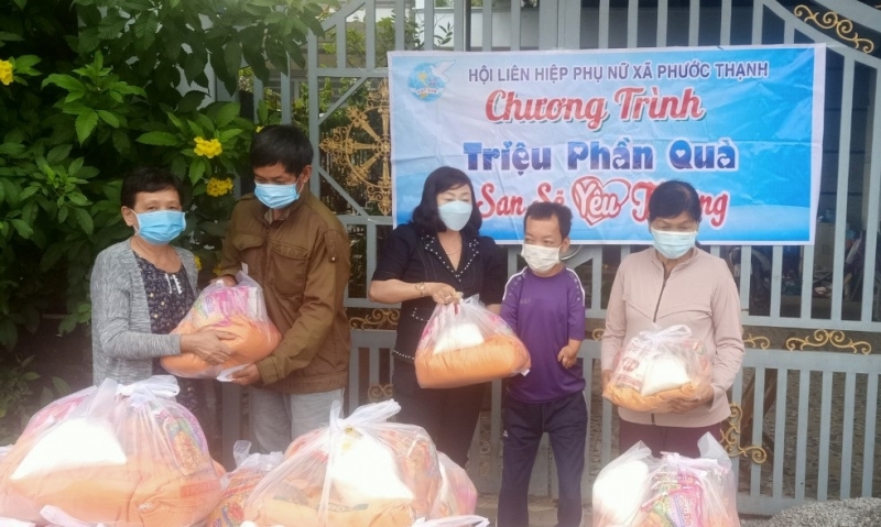 Hưởng ứng Chương trình “10.000 phần quà san sẻ yêu thương”