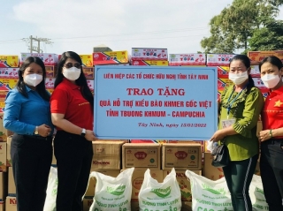 Tặng quà cho người Khmer gốc Việt tại tỉnh Tbuong Khmum