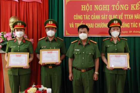 Nhận Cờ dẫn đầu phong trào thi đua của Bộ Công an