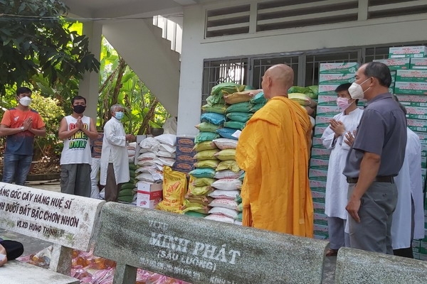 Thị trấn Gò Dầu: Tặng quà cho hộ nghèo nhân dịp tết Nguyên đán Nhâm Dần