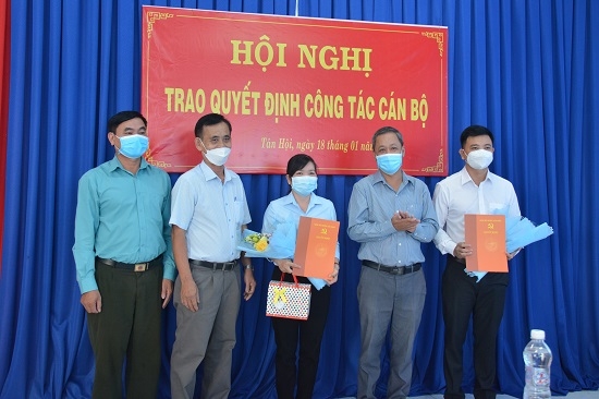 Tân Châu: Công bố các quyết định điều động cán bộ