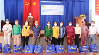 Hội Nạn nhân chất độc Dacam/điôxin tỉnh tây ninh tặng quà cho nạn nhân huyện Gò Dầu và thị xã Trảng Bàng