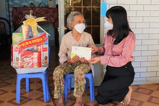 Lãnh đạo tỉnh: Thăm, tặng quà các gia đình chính sách, người có công với cách mạng và các cụ tròn 100 tuổi, trên 100 tuổi