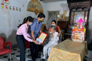 Ông Nguyễn Mạnh Hùng- Phó Bí thư Tỉnh ủy thăm, tặng quà gia đình chính sách và công dân tròn 100 tuổi, trên 100 tuổi tại Gò Dầu