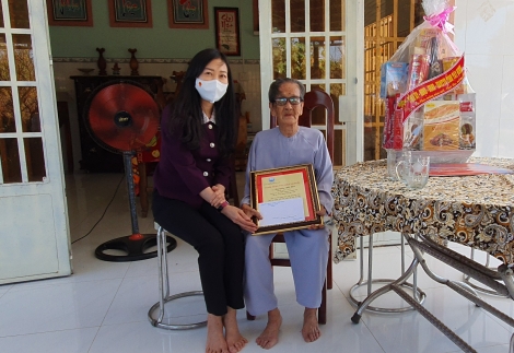 Phó Trưởng Đoàn Đại biểu Quốc hội tỉnh Hoàng Thị Thanh Thuý thăm và chúc tết gia đình chính sách và công dân trên 100 tuổi