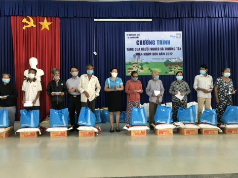 Công ty CP Xi măng Fico Tây Ninh: Bàn giao sân chơi thiếu nghi ngoài trời và trao quà cho hộ nghèo