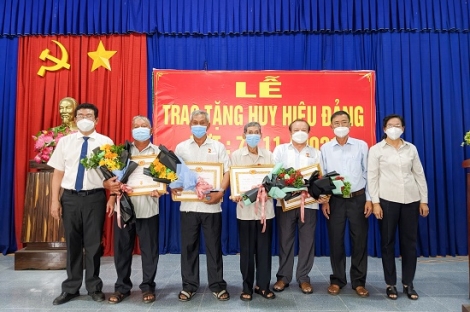 Trao tặng Huy hiệu Đảng cho đảng viên tại phường An Tịnh và An Hoà