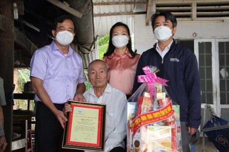 Trưởng Ban Nội chính Tỉnh uỷ Nguyễn Hồng Thanh thăm, tặng quà gia đình chính sách