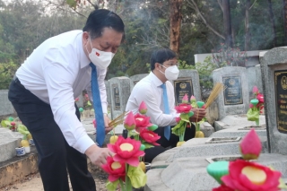 Viếng Nghĩa trang liệt sĩ Tân Biên (Đồi 82), tặng quà tết tại huyện Châu Thành
