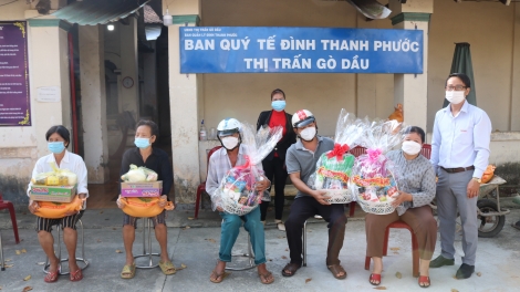 Gò Dầu: Đình Thanh Phước tặng quà cho người nghèo
